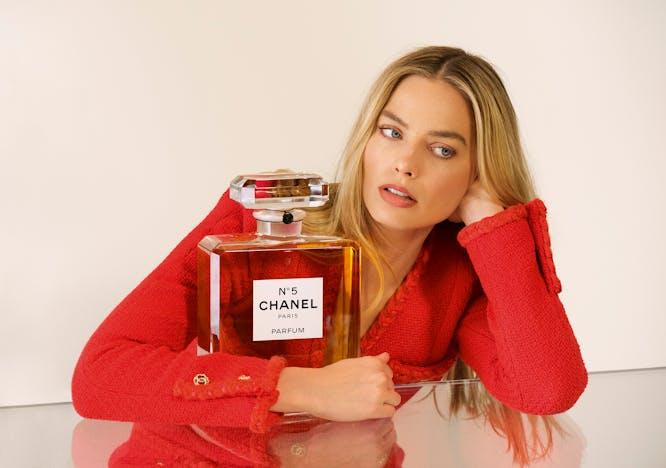 chanel margot robbie chanel no5 luca guadagnino thomas du pré de saint maur valérie mullon sandra castano marieke liewehr jacob elordi los angeles, bottle cosmetics perfume